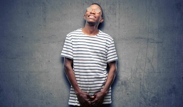 Hombre Negro Africano Con Gafas Sol Pensando Mirando Hacia Arriba —  Fotos de Stock