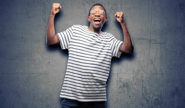 Hombre Negro Africano Con Gafas Sol Feliz Emocionado Celebrando Victoria — Foto de Stock