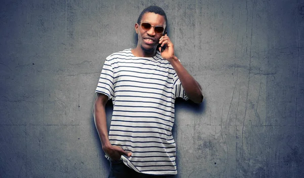 Africano Negro Hombre Usando Gafas Sol Feliz Hablando Con Teléfono — Foto de Stock