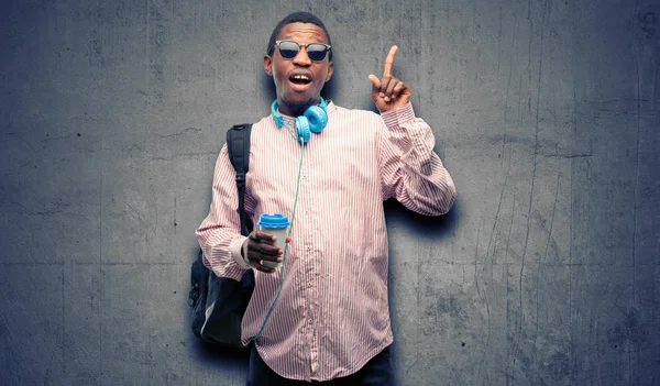 Afrika Siyah Adam Öğrenci Uzak Yan Parmak Ile Işaret — Stok fotoğraf