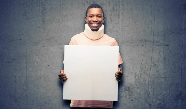 Hombre Negro Africano Lesionado Con Corsé Cuello Sosteniendo Pancarta Publicitaria — Foto de Stock