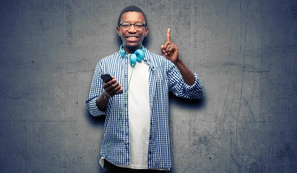 Africano Negro Estudiante Con Smartphone Levantando Dedo Número Uno — Foto de Stock