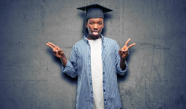 Mladí Africké Postgraduální Student Černý Muž Pohledu Kamery Zachycující Tongem — Stock fotografie