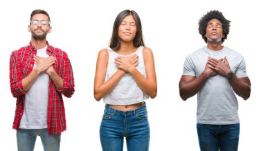 Göğüs kapalı gözler ve yüzünde minnettar jest ile kolaj Çince, Afrikalı-Amerikalı, İspanyol insanlar ile gülümseyen izole arka plan üzerinde Grup eller. Sağlık kavramı.
