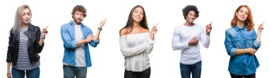 Kameraya bakarak yan el ve parmak ile işaret eden Arap, Hint, Afro-Amerikan insanların yüzünde kocaman bir gülümseme ile izole arka plan üzerinde Grup kolaj.