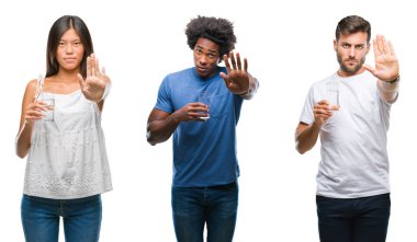 Kolaj insan dur işareti ile ciddi ve kendine güvenen ifade, savunma hareketi yaparken açık el ile izole arka plan üzerinde bardak su içme