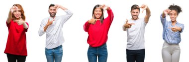 Grup Çin, Hint, İspanyol insanlar elleriyle yapım çerçeve ve parmakları ile mutlu yüz gülümseyen izole arka plan üzerinde kolaj. Yaratıcılık ve Fotoğrafçılık kavramı.