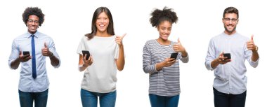 İnsanlar manifatura gönderen mesaj ok işareti, başparmak ile parmak, mükemmel işareti yapıyor kocaman bir gülümseme ile izole arka plan üzerinde mutlu smartphone kullanarak kolaj