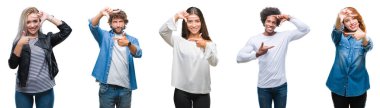 Kolaj grup elle yapma çerçeve ve parmakları ile mutlu yüz gülümseyen izole arka plan üzerinde Arap, Hint, Afro-Amerikan insan. Yaratıcılık ve Fotoğrafçılık kavramı.