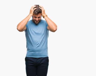 Yakışıklı delikanlı çünkü umutsuz ve stresli baş ağrısı acı izole arka plan üzerinde ağrı ve migren. Ellerini kafasına.