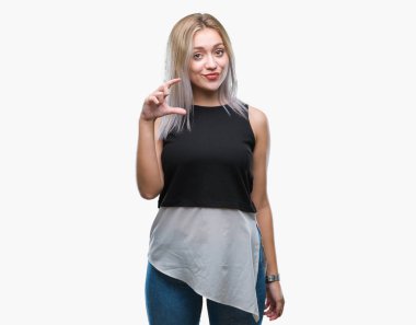 Genç Sarışın kadın izole arka plan gülümseyen ve süre seyir ve kamera boyutu işaret parmaklarıyla yapıyor el ile kendine güvenen el hareketi yüzünden. Ölçü kavramı.