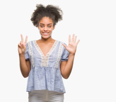 Genç afro Amerikan kadın gösterilen ve parmakları ile işaret izole arka plan yüzünden kendinden emin ve mutlu gülümseyerek süre yedi numara.