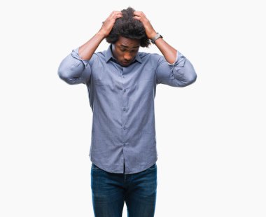 Afro Amerikalı adam çünkü umutsuz ve stresli baş ağrısı acı izole arka plan üzerinde ağrı ve migren.