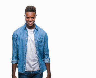 İzole arka plan ile bir mutlu ve güzel genç Afro-Amerikan adam yüzünde gülümseme. Şanslı kişi.