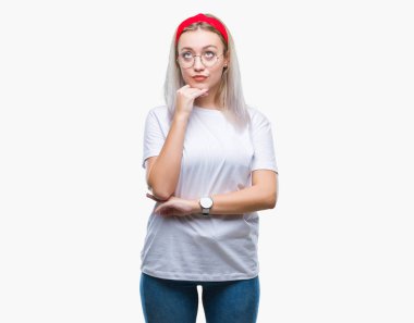 Çene üzerinde el ile izole arka plan üzerinde gözlüklü sarışın genç kadın 