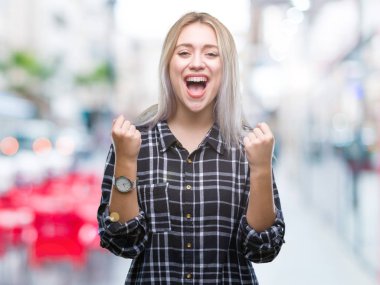 İzole arka plan kutlama üzerinde sarışın genç kadın şaşırttı ve hayrete düşürdü