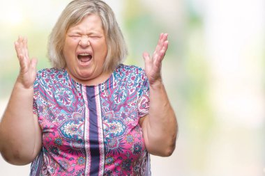 Kıdemli artı izole arka plan kutluyor kızgın ve silah ile başarı için deli üzerinde beyaz kadın kaldırdı ve heyecanlı çığlık gözleri kapalı boyutu. Kazanan kavramı