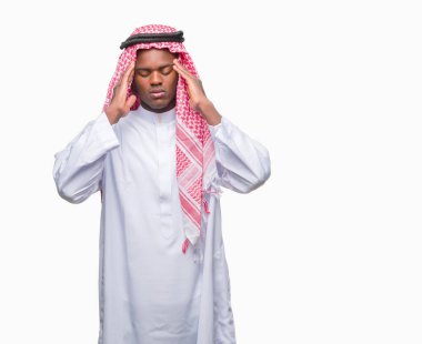 Çünkü geleneksel keffiyeh üzerinde giyen genç Arapça Afrika adam arka plan baş baş ağrısı için el ile izole stres. Migren muzdarip.