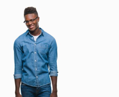 Seksi bir ifadeyle, neşeli ve mutlu yüzünü kameraya bakarak göz kırpıyor izole arka plan üzerinde genç Afro-Amerikan adam.