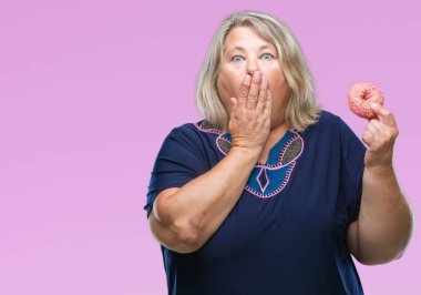 Kıdemli artı boyutu kamera ve size, el işareti, pozitif ve kendinden emin bir jest ön parmak ile işaret arka plan beyaz kadın üzerinde şeker donut yemek izole