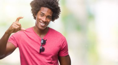 Afro Amerikalı adam izole arka plan gülümseyen ve süre seyir ve kamera boyutu işaret parmaklarıyla yapıyor el ile kendinden emin eller üzerinde