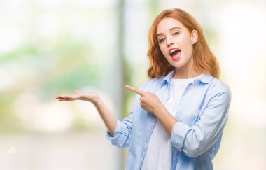 Genç güzel iş kadını üzerinden hayran ve el ile sunulması ve parmak ile işaret ederken kameraya gülümseyen izole arka plan.