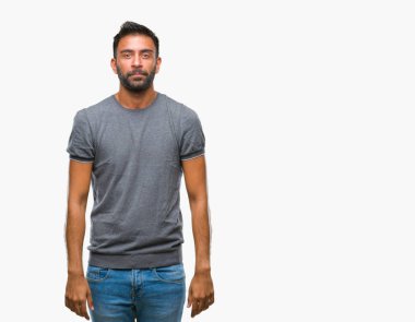 Yüzünde ciddi bir ifade ile izole arka plan yetişkin İspanyol adam. Basit ve doğal kameraya bakıyor.