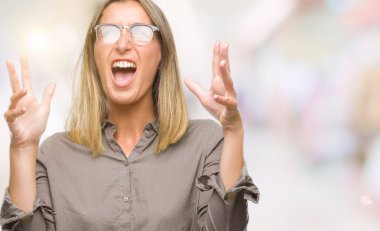 Genç güzel kadın izole arka plan çılgın ve kızgın bağırarak ve agresif ifade ve silah kaldırdı bağırıyor. Hayal kırıklığı kavramı.