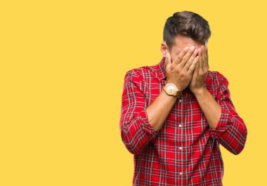 Yakışıklı delikanlı yüzünü elleri ile ağlayarak süre kapsayan üzgün ifade ile izole arka plan üzerinde. Depresyon kavramı.
