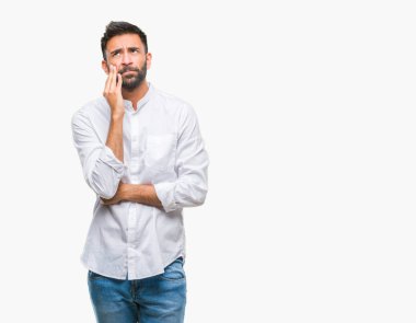 İzole arka plan düşünme seyir üzerinde yetişkin İspanyol adam yorgun ve sıkılmış çapraz silah depresyon sorunları ile.