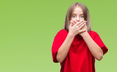 Genç güzel kız izole arka plan ağız hata için elleriyle kapsayan şok yüzünden. Gizli kavramı.