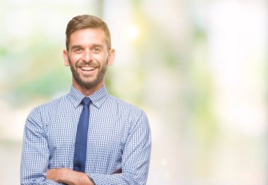 Kameraya bakarak çapraz silah ile gülümseyen izole arka plan mutlu yüzüne genç yakışıklı iş adamı. Olumlu bir kişi.