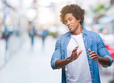 İzole arka plan üzerinde Afro Amerikalı adam tiksinti ifadesi, memnun ve korkulu tiksinti yüz yapıyorsun çünkü nefret tepki. Elleriyle kaldırdı. Sinir bozucu kavramı.