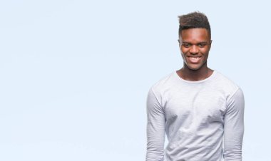 İzole arka plan ile bir mutlu ve güzel genç Afro-Amerikan adam yüzünde gülümseme. Şanslı kişi.