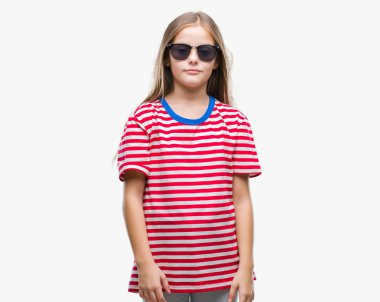 Genç güzel kız yüzünde ciddi bir ifade ile izole arka plan üzerinde güneş gözlüğü takıyor. Basit ve doğal kameraya bakıyor.