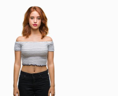 Yüzünde ciddi bir ifade olan, soyutlanmış bir geçmişi olan güzel bir kadın. Basit ve doğal bir şekilde kameraya bakıyorsun..