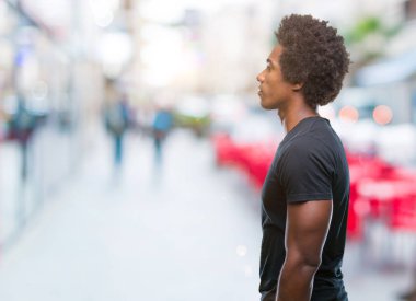 İzole arka tarafına, seyir üzerinde Afro Amerikalı adam sakin ol kendine güvenen gülümseme ile doğal yüz pozuyla profili.