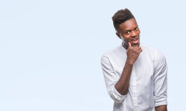 Afrikalı-Amerikalı genç çene düşünme hakkında soru, dalgın ifade üzerine el ile izole arka plan üzerinde. Düşünceli yüzüyle gülümsüyor. Şüphe kavramı.