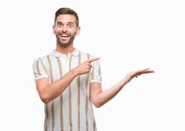 Yakışıklı delikanlı üzerinden hayran ve el ile sunulması ve parmak ile işaret ederken kameraya gülümseyen izole arka plan.