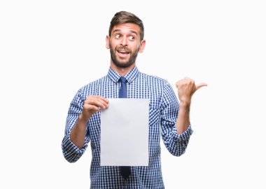İşaret ve başparmak kadar mutlu yüz gülümseyen tarafı ile gösteren izole arka plan üzerinde boş kağıt tutan genç yakışıklı adam