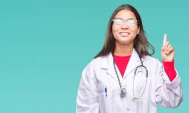 Genç Arap doktor kadın ve parmak gülümseyen süre bir numara ile kendinden emin ve mutlu yukarıyı gösteren izole arka plan.