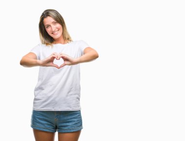 Genç güzel kadın kalp simgesi ve elleriyle şekil gösterilen aşık gülümseyen izole arka plan yüzünden. Romantik kavramı.