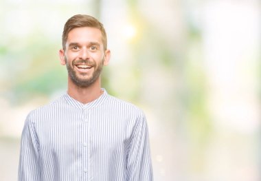 Yakışıklı delikanlı yüzünde mutlu ve güzel bir gülümseme ile izole arka plan üzerinde. Şanslı kişi.