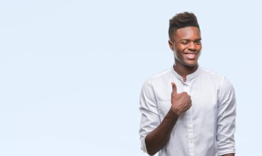 Afrikalı-Amerikalı genç hareketi el ile mutlu yaşasın yapıyor izole arka plan üzerinde. Kameraya bakarak başarı gösteren ile ifade onaylama.