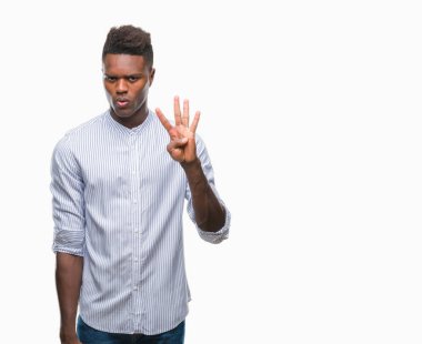 Gösterilen ve parmakları ile işaret izole arka plan üzerinde genç Afro-Amerikan adam kendinden emin ve mutlu gülümseyerek süre dört numara.