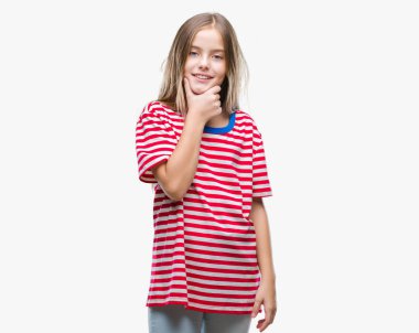 Genç güzel kız yüzünden izole arka plan emin çapraz kollar ve çeneme kaldırdı el ile gülümseme ile kameraya bakıyor. Pozitif düşünce.