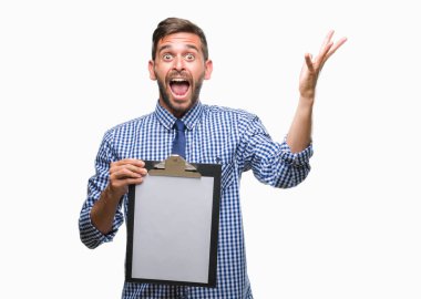 Genç yakışıklı iş adamı Pano holding büyük gülümseme ile çığlık zaferini kutluyor ve ellerini kaldırdı arka plan çok mutlu ve heyecanlı, kazanan ifade izole