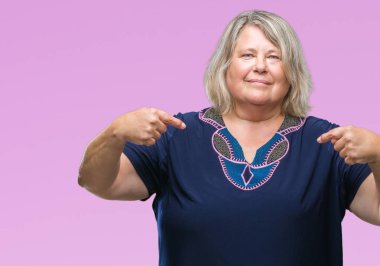 Yüzünde gülümseme ile kendinden emin görünüyorsun, kendini gururlu ve mutlu parmakları ile işaret izole arka plan beyaz kadın kıdemli artı boyutu.