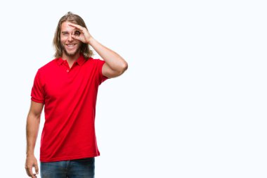 Gülümseyen, parmakları ile mutlu yüz üzerinden seyir göz el ile ok jest yapıyor izole arka plan üzerinde uzun saçlı yakışıklı delikanlı.