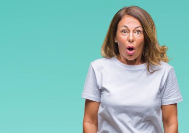 Orta yaş üst düzey İspanyol kadın izole arka plan korkuyor ve sürpriz ifade ile şok yüzünden korku ve yüz heyecanlı.